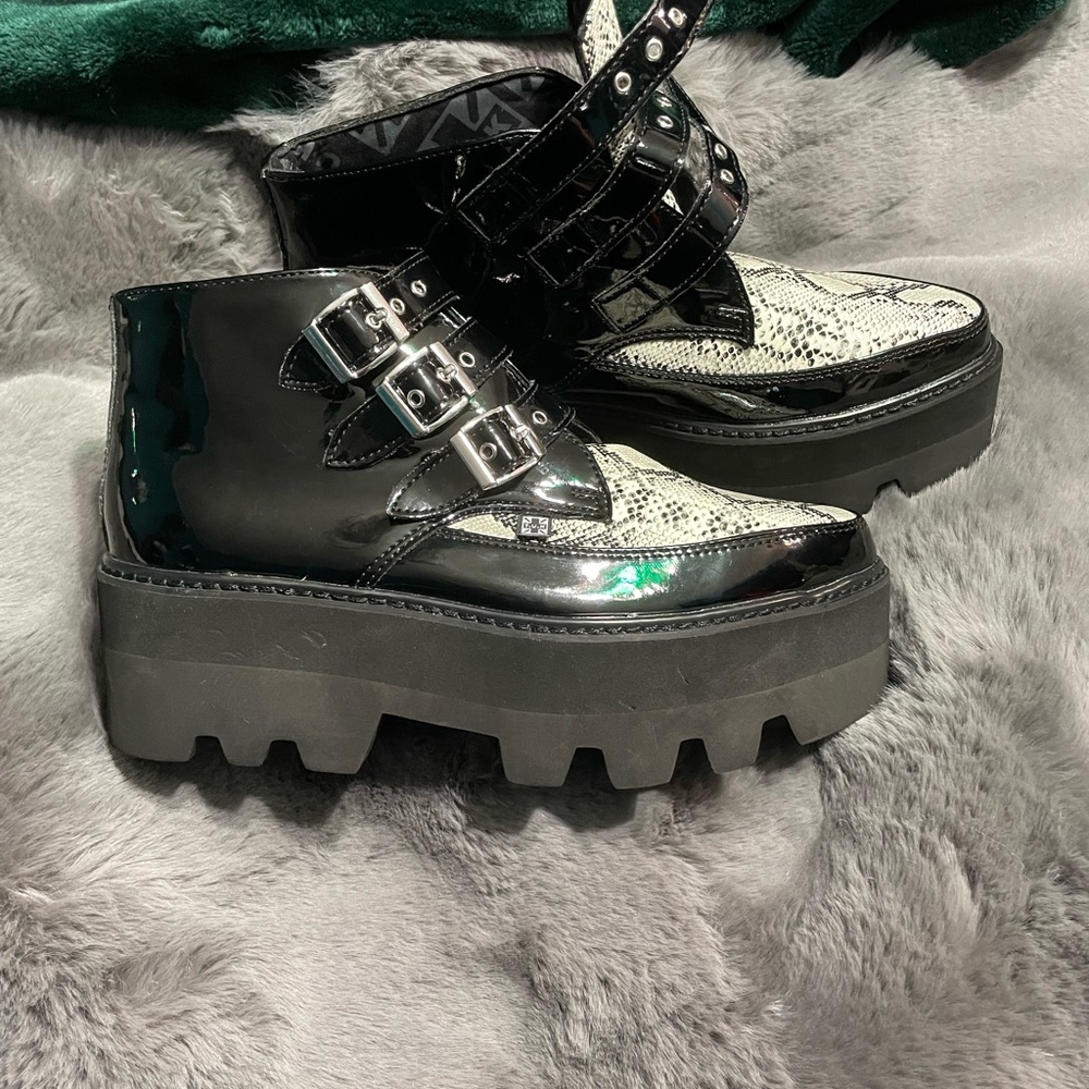 Platform Snake Skin Creeper